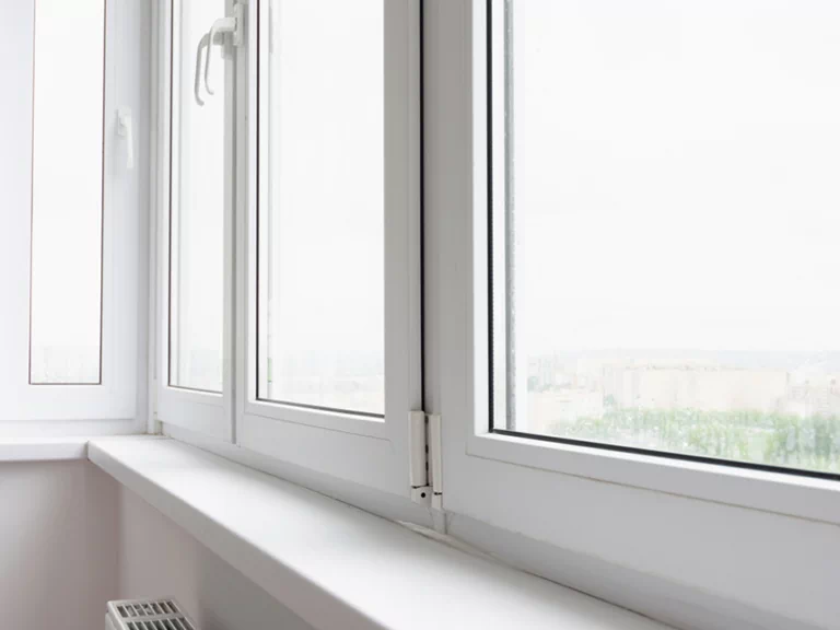 biały parapet