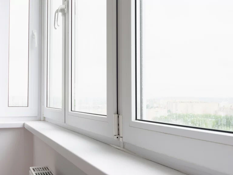 biały parapet, okno
